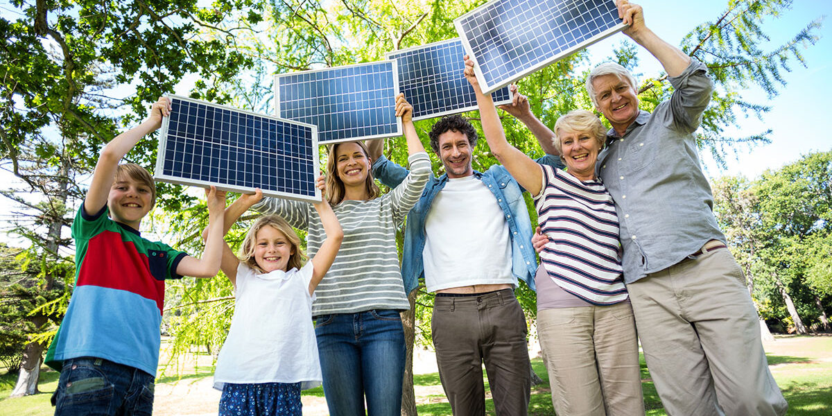 family-holding-blackboard-together Comunità energetiche. Ecco le regole del decreto cer 2024